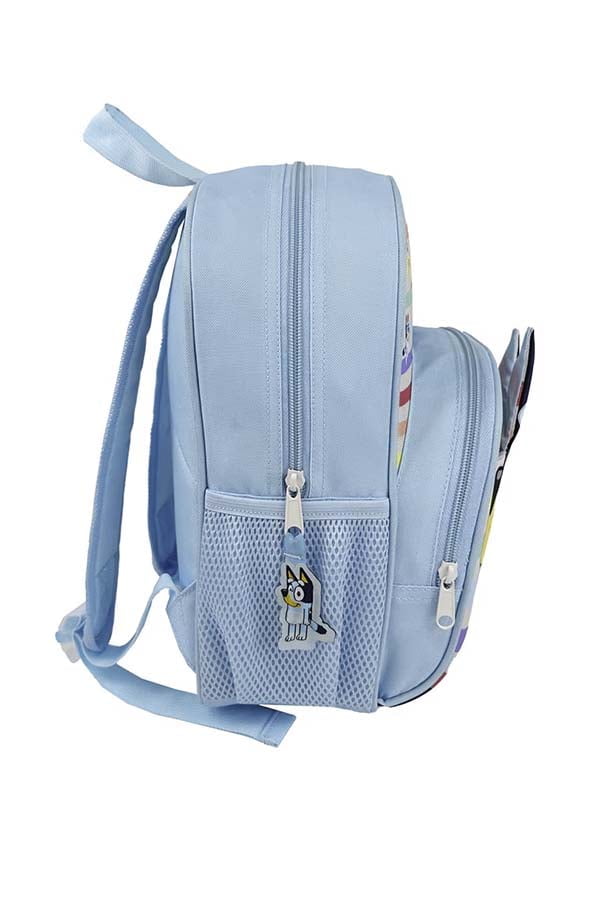 "La mochila de Bluey te invita a explorar el mundo con entusiasmo. Lleva tus sueños, curiosidad y aventuras a donde quieras con esta mochila llena de personalidad."