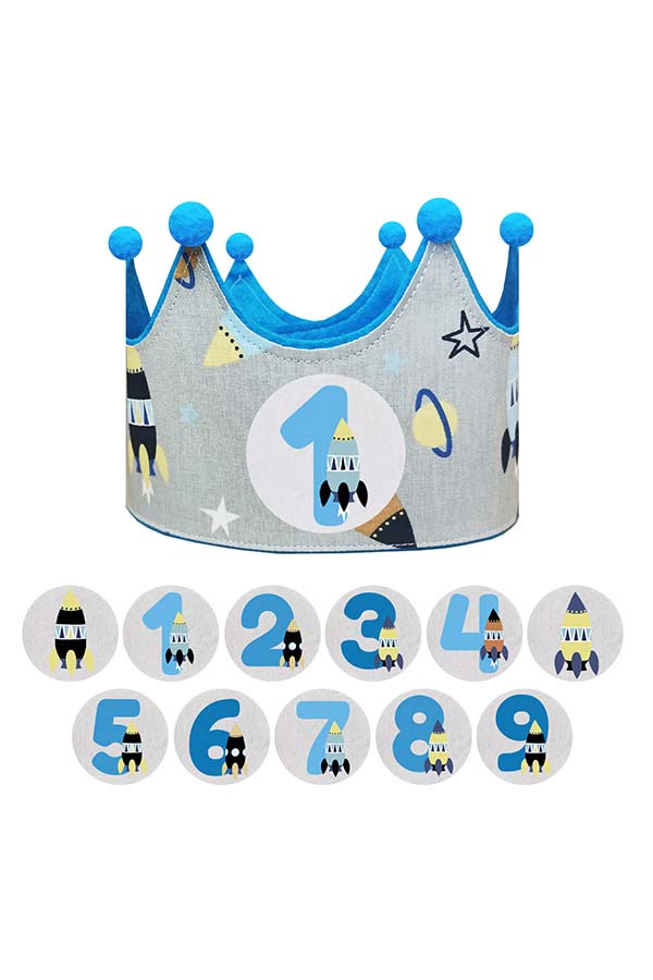 Corona de cumpleaños con cohetes y estrellas, para niños amantes del espacio.