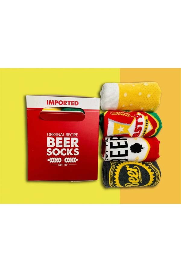 Calcetines con estampados inspirados en diferentes marcas de cerveza, mostrando colores vivos y diseños atractivos, presentados junto a su empaque.