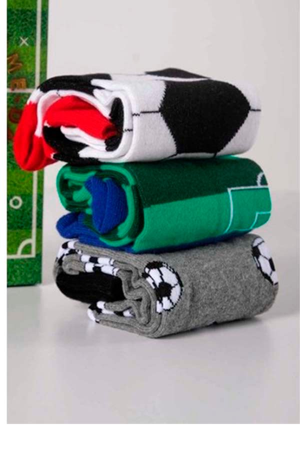 Caja de regalo con tres pares de calcetines, con diseños distintivos de fútbol, como una cancha y un balón, ideal para entusiastas del deporte.