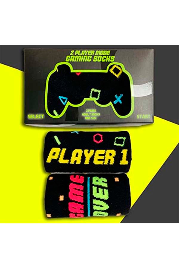 Colección de calcetines con estampados inspirados en videojuegos, como botones de control y la frase "Game Over", presentados en una elegante caja negra con detalles de consola en verde neón.