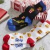 Pack de calcetines inspirados en platos de comida rápida, con una paleta de colores llamativos y presentados en una caja con diseño de hamburguesa.