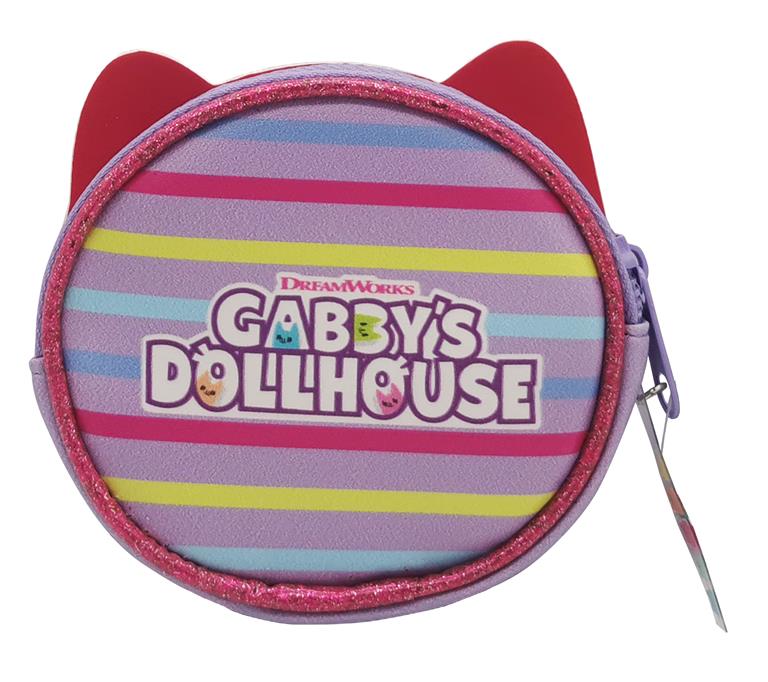 Monedero temático de DJ Capucha dispuesto entre otros productos de "Gabby's Dollhouse", destacando sus características únicas.