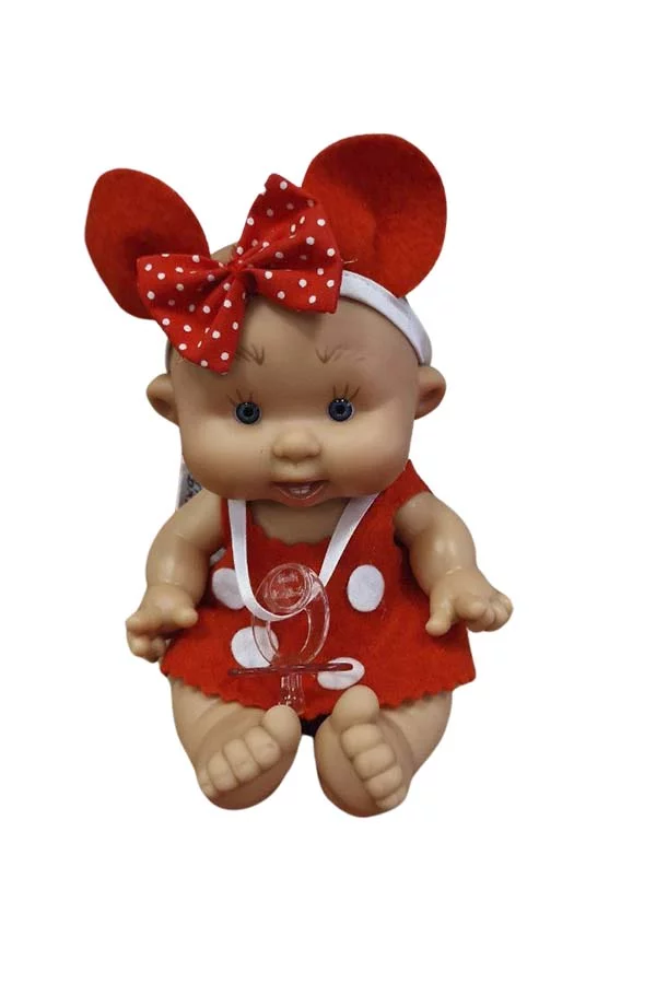 Un adorable muñeco Pepotín posa con orejas de ratón rojas y un lazo a juego. Su vestido rojo con lunares blancos y su chupete transparente añaden un toque de dulzura infantil a la escena.