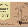 La imagen presenta el empaque de la multiherramienta martillo 11 en 1, con un diseño de caja kraft que resalta sus características principales: compacto, multifuncional y fabricado en acero inoxidable. Es una excelente opción para regalar a quienes valoran la funcionalidad en un formato elegante.