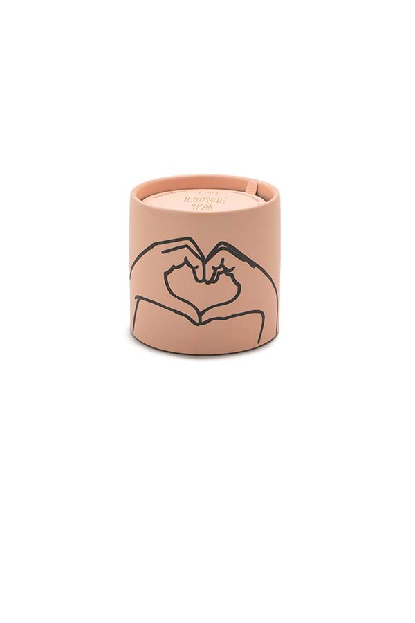 Vela en cerámica mate con diseño de manos formando un corazón. Presenta un mensaje impreso en lámina dorada en la cubierta. Ideal para decorar cualquier espacio con un toque amoroso y elegante.