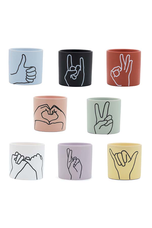 Set de velas en cerámica mate con diferentes gestos de manos estampados. Cada vela presenta un diseño único y mensaje divertido, creando una colección perfecta para cualquier ocasión.