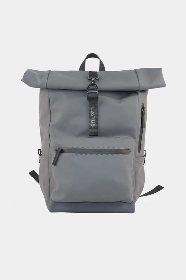 Mochila Urban Pilatus en gris, con un diseño moderno y versátil. Perfecta para cualquier aventura urbana o profesional.