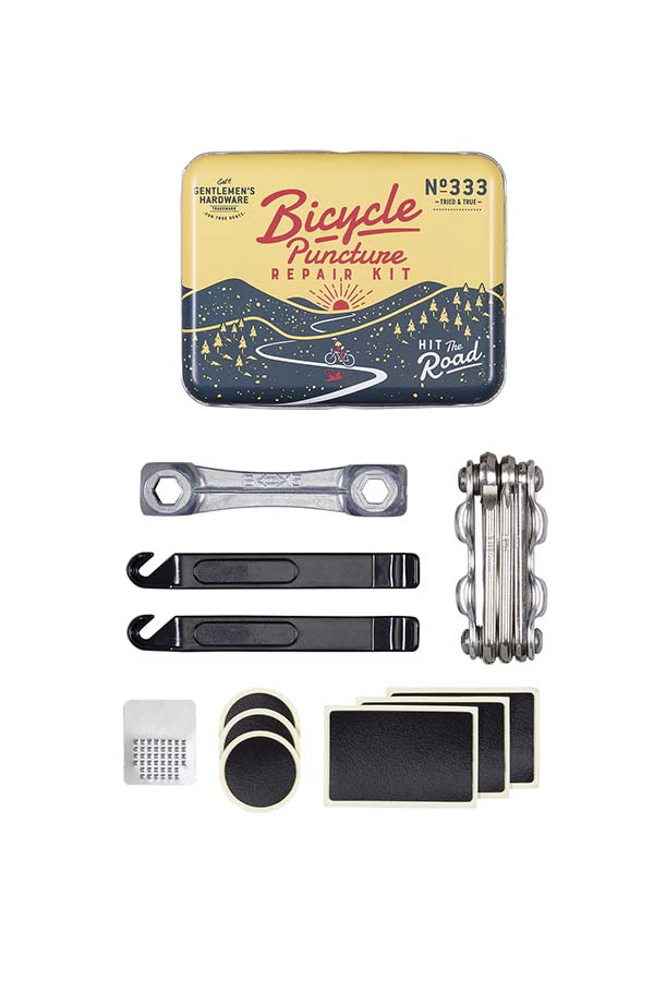 El kit reparador de pinchazos Gentlemen's Hardware viene presentado en una lata compacta de diseño retro, ideal para llevar en cualquier viaje ciclista. Incluye todo lo necesario para realizar reparaciones rápidas en carretera: parches, llaves, herramientas multiusos y más. Este kit es un imprescindible para los ciclistas que buscan estar siempre preparados para cualquier contratiempo en el camino.