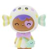 Una encantadora muñeca Momiji de la colección Wishing Dolls. Presenta un diseño dulce con detalles de caramelos y un estampado de estrellas en su gorro. Lleva un bolso en forma de caramelo que añade un toque adorable. Perfecta para coleccionistas y amantes de las cosas únicas.
