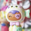 La muñeca Momiji Candy Button presentada en un entorno mágico y colorido, destacando su encanto único. Ideal para colecciones y decoración infantil.