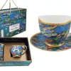 Taza individual decorada con el famoso cuadro "Nenúfares" de Claude Monet. Incluye un platillo a juego y una elegante caja de presentación, ideal para regalar o disfrutar en casa. El toque perfecto para los amantes del arte y el diseño.