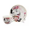 Set completo con la taza y el plato exhibidos juntos. Este diseño refleja el estilo contemporáneo y artístico de Frida Kahlo, combinado con un acabado de lujo en porcelana. Destacados: Perfecto para añadir un toque artístico a tu colección de vajilla.