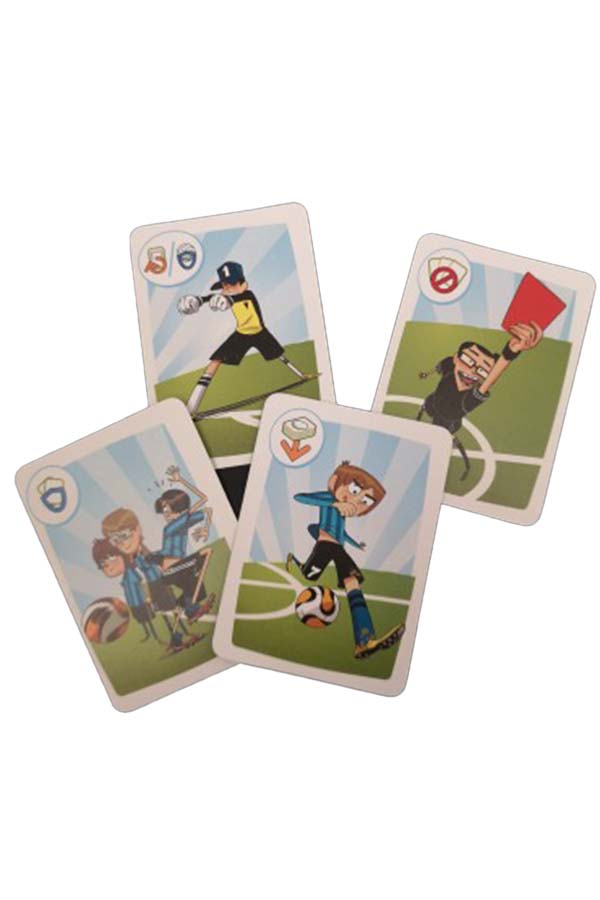 Cartas ilustradas del juego que muestran diferentes acciones y personajes, incluyendo un árbitro con tarjeta roja y jugadas especiales. Una representación divertida de las dinámicas del campo.