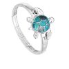 Esta encantadora pulsera elástica presenta una tortuga en tonos turquesa, resaltada sobre un acabado en plata brillante. Ideal para quienes buscan un accesorio que combine un diseño único y un toque de simbolismo marino.