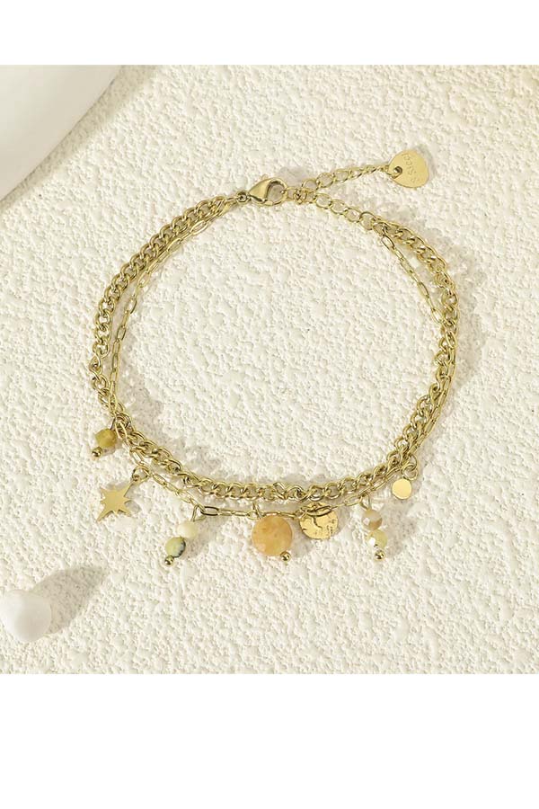 Esta sofisticada pulsera de cadena dorada está adornada con dijes colgantes, que incluyen estrellas, medallones y piedras naturales en tonos cálidos. Su diseño versátil la convierte en el accesorio perfecto para complementar cualquier estilo, aportando un toque chic y moderno. Ideal para uso diario o eventos especiales.