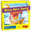 La caja principal de "Rhino Hero Junior" presenta un diseño llamativo y alegre, con los simpáticos héroes de madera en acción. Recomendado a partir de 2 años, este juego fomenta la motricidad y comprensión básica de los números.