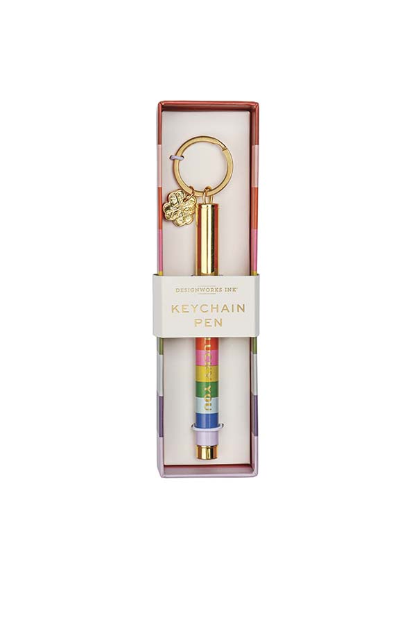 Elegante bolígrafo multicolor de la marca Designworks Ink, diseñado como un práctico llavero. Ideal para llevar contigo y tener siempre a mano. Su diseño presenta un charm decorativo de trébol dorado y un cuerpo vibrante con colores en tonos pastel. Perfecto como regalo o accesorio funcional.