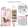 Elegante estuche transparente decorado con detalles florales y el característico diseño de Pepita Viajera, inspirado en una artista mexicana. Perfecto para guardar útiles escolares, accesorios o cosméticos, con un diseño educativo que fomenta la creatividad y el aprendizaje.