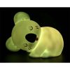 La KOALA NIGHT LIGHT brilla suavemente en la oscuridad, emitiendo una luz cálida y reconfortante que ayuda a calmar a los niños antes de dormir. Esta lámpara de noche con forma de koala es perfecta para crear un ambiente relajante en la habitación, haciendo que la hora de dormir sea más placentera. Ideal para regalar y para iluminar de manera suave y segura.