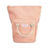 La KIND BAG mochila rosa es perfecta para quienes buscan un diseño práctico y ecológico. Su cierre superior con cremallera y el bolsillo exterior permiten organizar tus pertenencias de manera eficiente. Con correas ajustables y una estructura ligera, es ideal para aquellos que buscan una mochila cómoda y responsable con el medio ambiente.