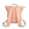 Esta mochila KIND BAG en tono rosa ofrece un diseño moderno y práctico. Con correas ajustables de color beige para mayor comodidad y una pequeña etiqueta distintiva, es ideal para quienes buscan un accesorio funcional y de estilo. Fabricada con materiales ecológicos, es perfecta para el uso diario, viajes o actividades al aire libre.