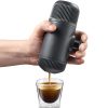 La Wacaco Nanopresso es una máquina de espresso portátil, diseñada para los amantes del café que desean disfrutar de un espresso de alta calidad en cualquier lugar. Con un diseño ergonómico y fácil de usar, simplemente conecta el dispositivo y disfruta de un café delicioso, ya sea en cápsulas o con café molido. Perfecta para viajes, camping o para quienes buscan conveniencia sin comprometer el sabor.