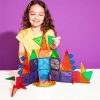 Niña disfrutando de la construcción con las piezas del set Magna-Tiles Combo + microMAGS. Ideal para fomentar el juego creativo y la exploración de conceptos geométricos a través de la construcción de diferentes figuras y estructuras.