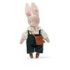 El conejo Minouchkas de Moulin Roty es un personaje suave y entrañable. Perfecto para acompañar a los más pequeños en su día a día, está vestido con una bolsa cruzada, camisa colorida y peto de pana. Su diseño elegante y único lo convierte en un regalo especial y atemporal.