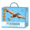 Aprende sobre el fascinante Pteranodón con este completo kit de Sassi. Incluye un libro ilustrado de 32 páginas lleno de datos curiosos y un modelo 3D de 45 piezas. Ideal para niños de 6 años que adoran los dinosaurios y las manualidades.