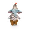 El tierno elefante de la colección Les Minouchkas de Moulin Roty está listo para acompañar a los niños en aventuras creativas. Con orejas grandes, un sombrero a cuadros y una ropa detallada con estampado floral y pantalones de pana, este peluche es un compañero perfecto. Hecho con materiales suaves y de alta calidad, es ideal para abrazar y decorar cualquier habitación infantil.