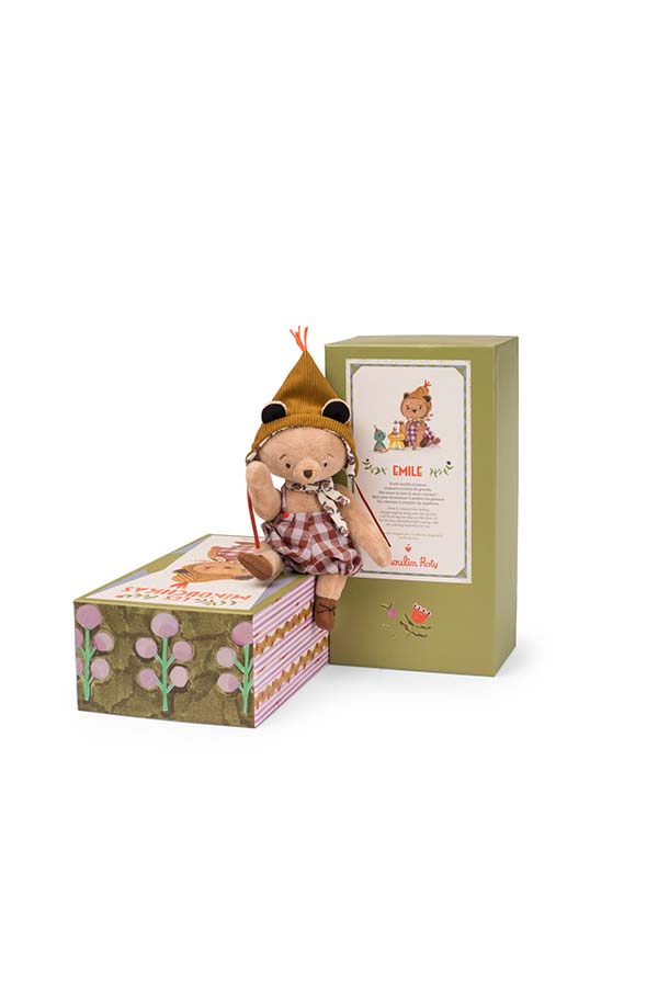 La figura de Emile de la colección Les Minouchkas de Moulin Roty se presenta con su caja detalladamente ilustrada. Emile, con su gorro puntiagudo y ropa a cuadros, descansa dentro de la caja diseñada con motivos florales y escenas de cuento. Una propuesta ideal para sorprender a los pequeños con un regalo especial.