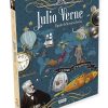 Portada del libro educativo de Sassi que rinde homenaje a Julio Verne, considerado el padre de la ciencia ficción. Este libro incluye ilustraciones detalladas y contenido fascinante sobre su vida y obras, además de 2 maquetas para ensamblar. Perfecto para pequeños exploradores y fanáticos de sus historias atemporales.