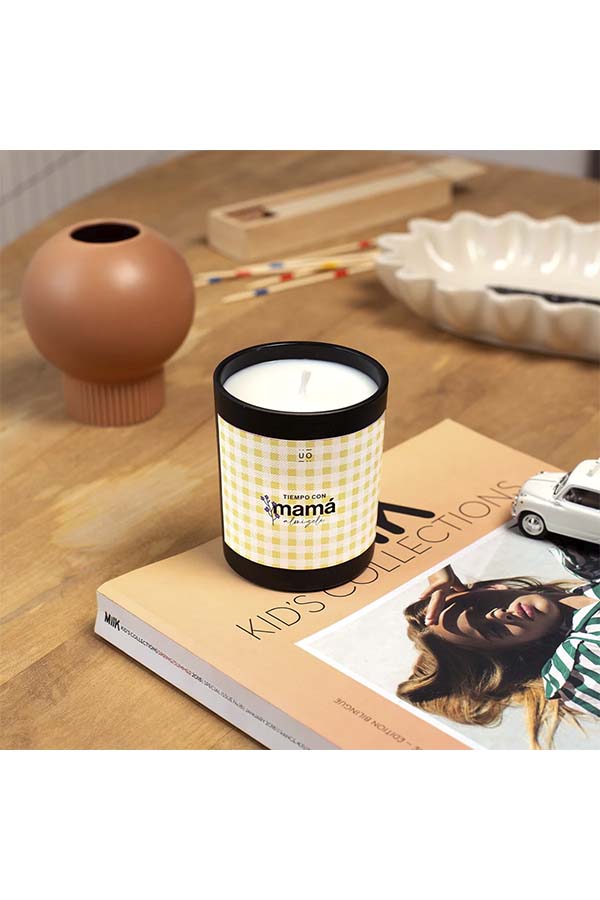 La vela "Tiempo con mamá" no solo ilumina tu hogar, sino que también crea una atmósfera cálida y acogedora. En esta imagen, se muestra como un toque perfecto en una mesa decorada con estilo, haciendo de tu tiempo juntas una experiencia aún más especial.