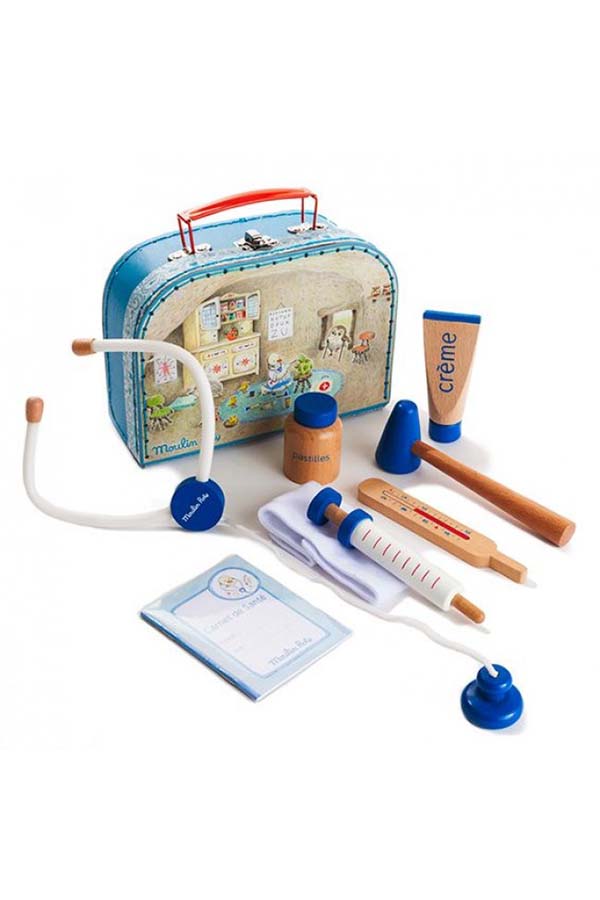 Un encantador set de doctor para niños que incluye una maletita azul decorada con ilustraciones únicas de la marca Moulin Roty. Contiene instrumentos médicos de juguete, como un estetoscopio, termómetro, jeringa y botellas de medicina de madera, ideales para el juego simbólico.