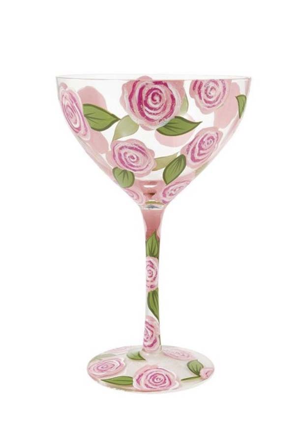 Delicada copa de cóctel de la marca Lolita decorada con un patrón de rosas en tonos rosados y verdes. Perfecta para brindar en ocasiones especiales o como regalo romántico.