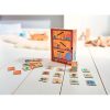 El juego incluye una estantería tridimensional y piezas de madera ilustradas con juguetes. Los niños deberán clasificar y colocar cada objeto en el lugar correcto, fomentando la motricidad y el pensamiento lógico.