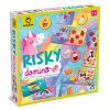 Aquí podemos ver el empaque del juego "Risky Domino" de Ludattica, con una caja llena de colores brillantes y adorables imágenes de unicornio, helados y frutas. El diseño visual atractivo es perfecto para niños pequeños que comienzan a aprender sobre coincidencias y secuencias mientras juegan. La caja incluye piezas grandes y fáciles de manejar.