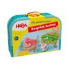 La caja principal del juego "Hospital Animal" de HABA, diseñado para niños a partir de 2 años. Este juego educativo incluye figuras de animales, accesorios y escenarios para fomentar la empatía y habilidades motoras.