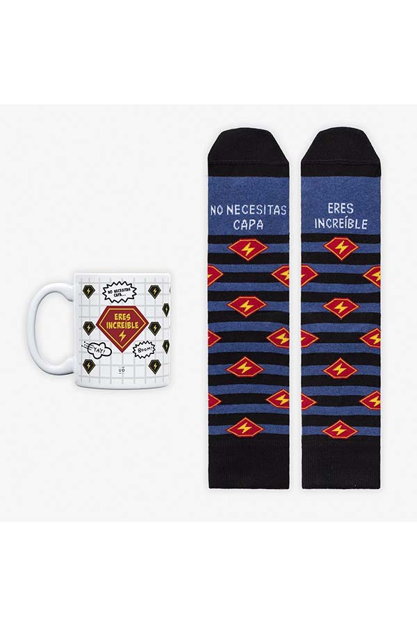 Un conjunto ideal para regalar que incluye una taza blanca con ilustraciones estilo cómic y la frase "Eres Increíble", junto con un par de calcetines azul marino con detalles en rojo y negro, decorados con relámpagos y la frase "No necesitas capa, eres increíble".