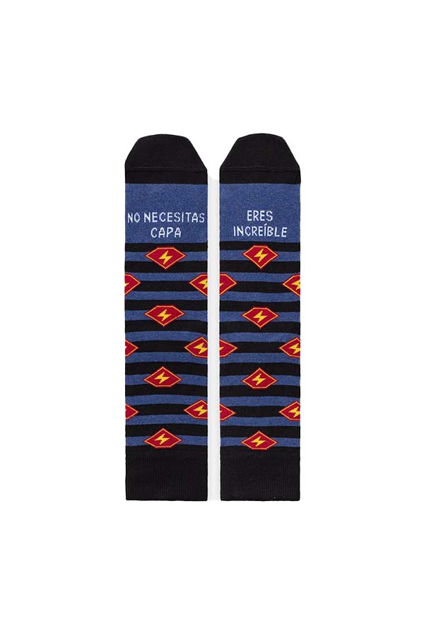 Un par de calcetines con diseño de rayas azul y negro, decorados con un patrón de emblemas rojos con relámpagos. En la parte superior, los mensajes "No necesitas capa" y "Eres increíble" en blanco resaltan sobre el fondo azul.