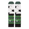 Calcetines de fútbol en tonos verdes con un diseño especial en la parte inferior que simula la textura de un balón de fútbol en blanco y negro. Perfectos para cualquier aficionado al deporte rey.