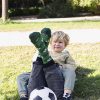 Imagen de un niño sonriendo mientras muestra los calcetines 