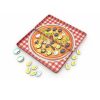 Tablero de juego magnético con temática de pizza. Ideal para llevar de viaje, permite a los jugadores competir en una carrera estratégica por los ingredientes. Incluye fichas magnéticas coloridas y un diseño encantador con un fondo a cuadros.