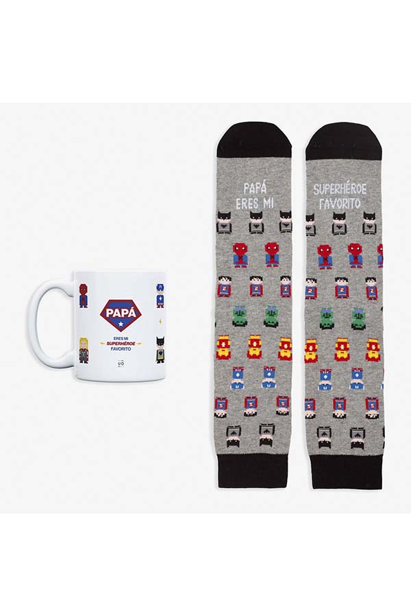 Un set de regalo para papás que incluye una taza blanca decorada con personajes de superhéroes en estilo pixelado y la frase "Papá eres mi superhéroe favorito". Acompañado de un par de calcetines a juego con el mismo diseño, ideales para sorprender en el Día del Padre o en cualquier ocasión especial.