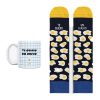 Original set que incluye una taza de cerámica con la frase "Te quiero un huevo" y un par de calcetines a juego. Los calcetines, decorados con huevos fritos, complementan perfectamente esta combinación única y llena de cariño. Ideal para sorprender a alguien especial.