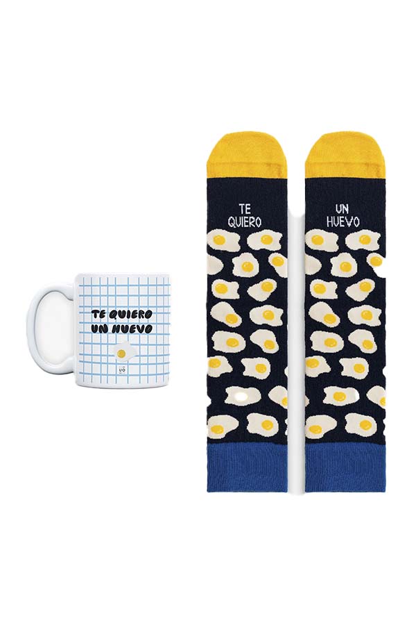 Original set que incluye una taza de cerámica con la frase "Te quiero un huevo" y un par de calcetines a juego. Los calcetines, decorados con huevos fritos, complementan perfectamente esta combinación única y llena de cariño. Ideal para sorprender a alguien especial.