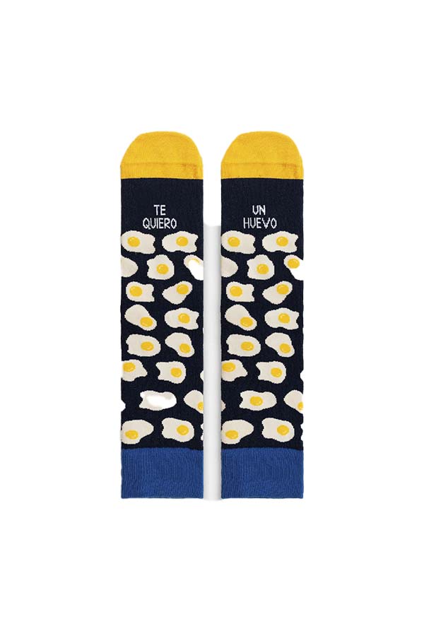 Calcetines diseñados con un divertido estampado de huevos fritos y la frase "Te quiero un huevo". Fabricados con materiales cómodos y de alta calidad, estos calcetines añaden un toque de humor y amor a cualquier atuendo.