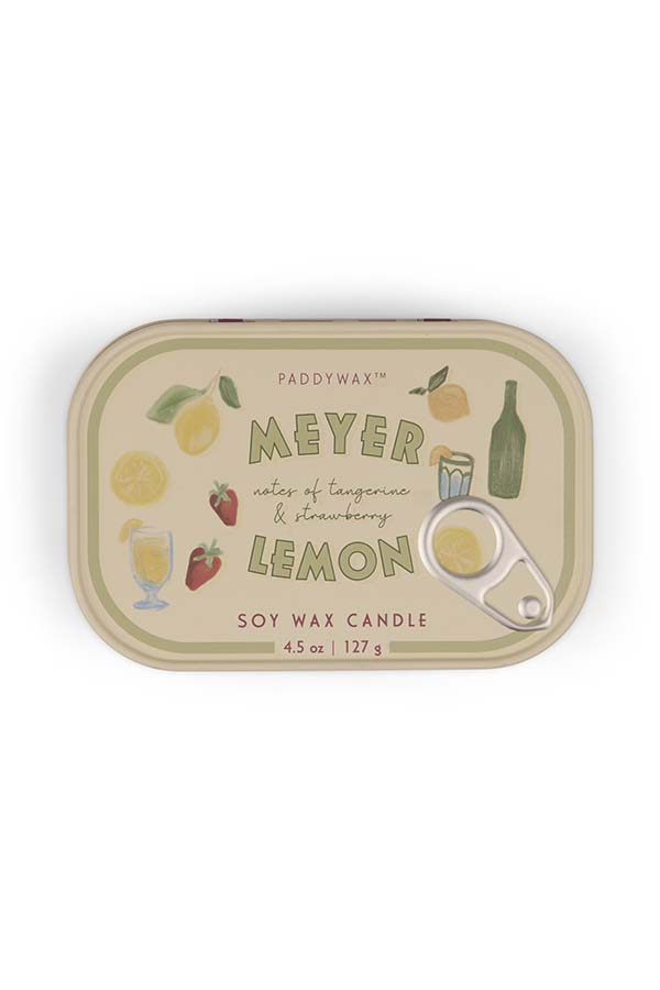 Vela con aroma a limón Meyer, mandarina y fresa. Su envase en tonos crema y amarillo con ilustraciones frutales refuerza su carácter cítrico y refrescante.