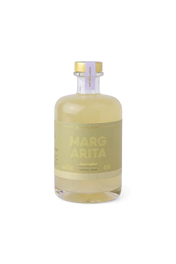 Botella de mezcla artesanal para cóctel Margarita, perfecta para obtener un sabor fresco y cítrico con la combinación ideal de lima y dulzura. Su diseño minimalista en tonos dorados y amarillos le aporta un toque sofisticado. La etiqueta frontal muestra el nombre del producto y la capacidad de 473 ml.